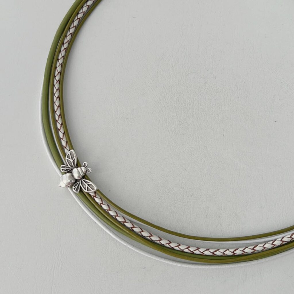 das Ledercollier mit einer LandFrauen Biene in grün