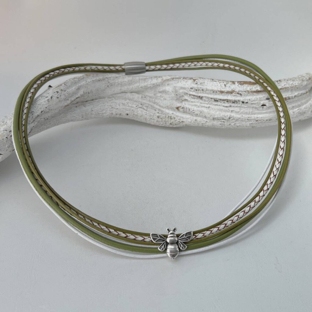 das Ledercollier mit einer LandFrauen Biene grün