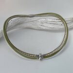 das Ledercollier mit einer LandFrauen Biene grün