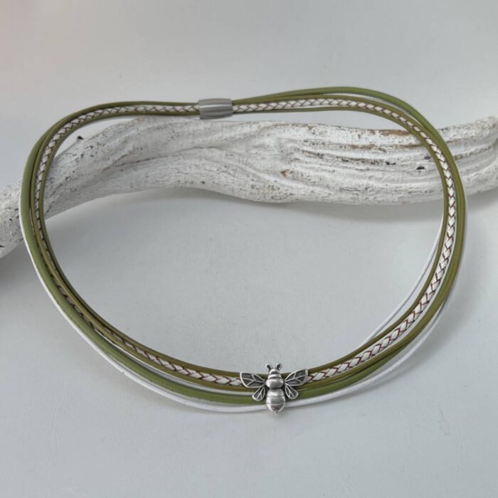 das Ledercollier mit einer LandFrauen Biene grün
