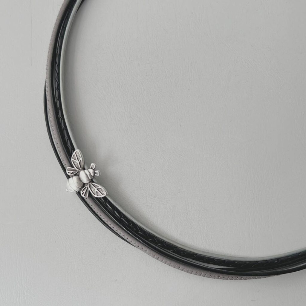 das Ledercollier mit LandFrauen Biene schwarz grau