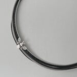 das Ledercollier mit LandFrauen Biene schwarz grau