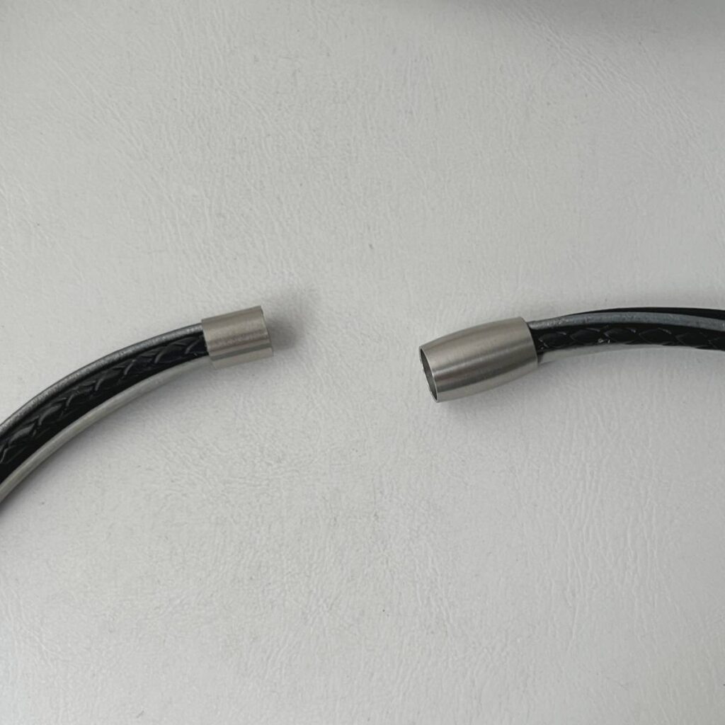 das Ledercollier mit der LandFrauen Biene in schwarz und grau