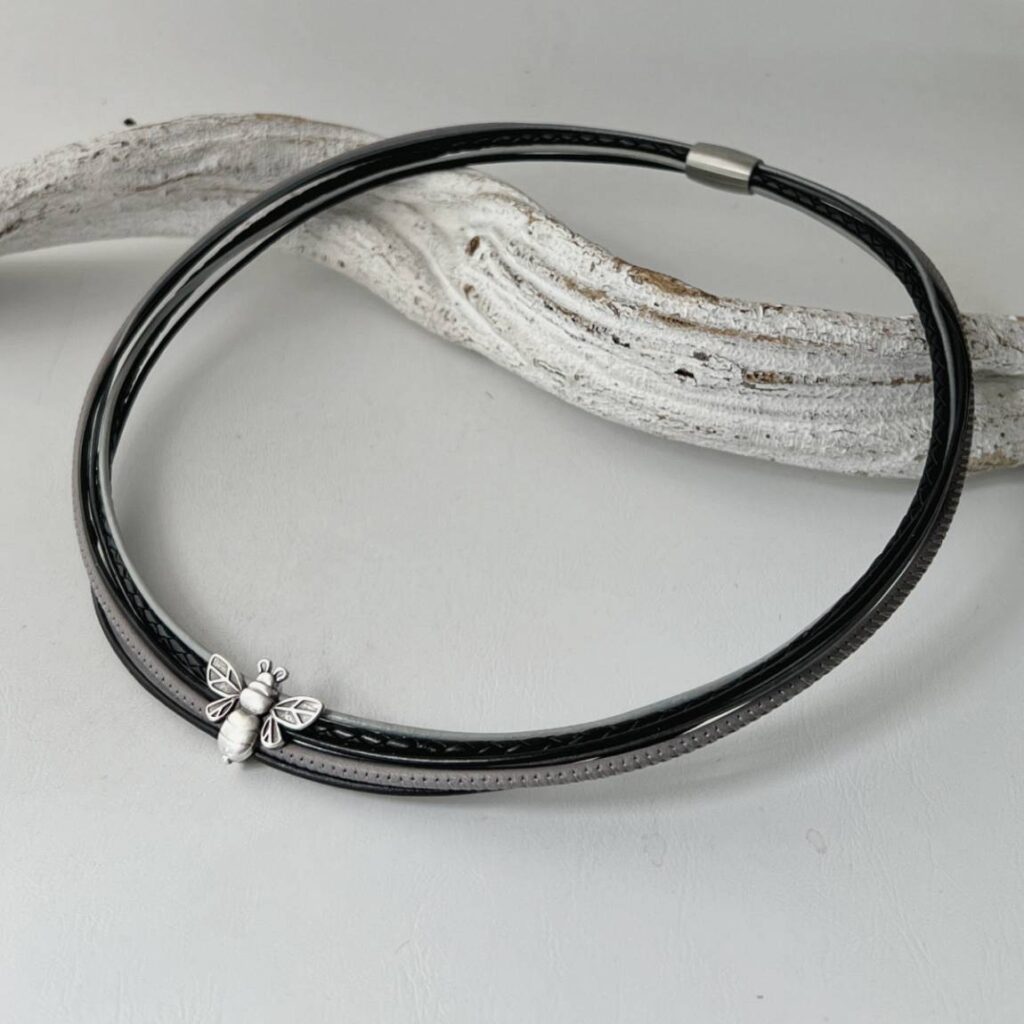 das Ledercollier mit der LandFrauen Biene in schwarz grau