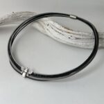 das Ledercollier mit der LandFrauen Biene in schwarz grau