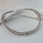das Ledercollier mit der LandFrauen Biene in taupe