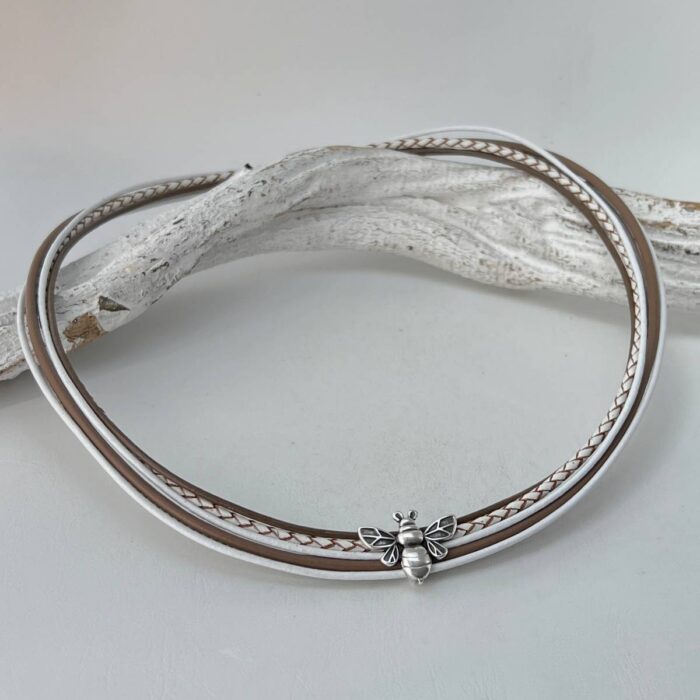 das Ledercollier mit der LandFrauen Biene in taupe