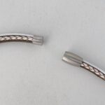 das Ledercollier mit der LandFrauen Biene taupe