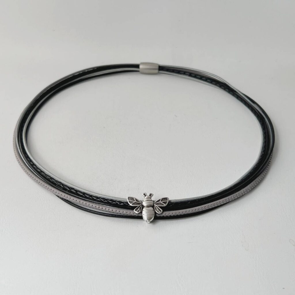 das Ledercollier mit der LandFrauen Biene schwarz grau