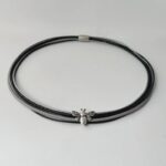 das Ledercollier mit der LandFrauen Biene schwarz grau