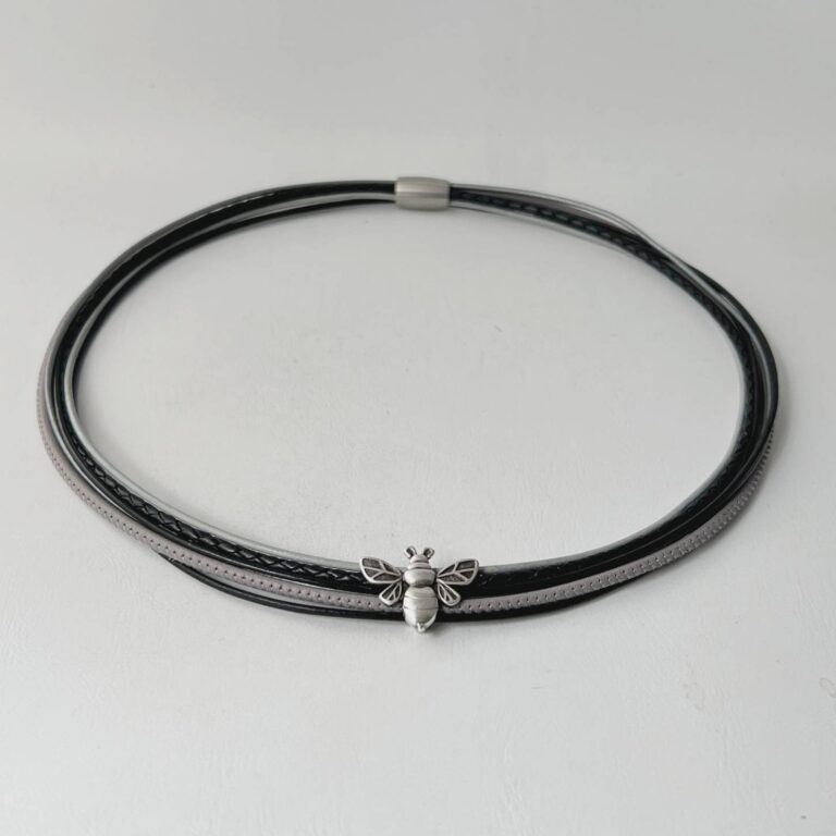 das Ledercollier mit der LandFrauen Biene schwarz grau