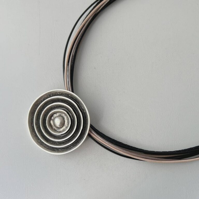 Ledercollier mit 3D Anhänger schwarz-beige