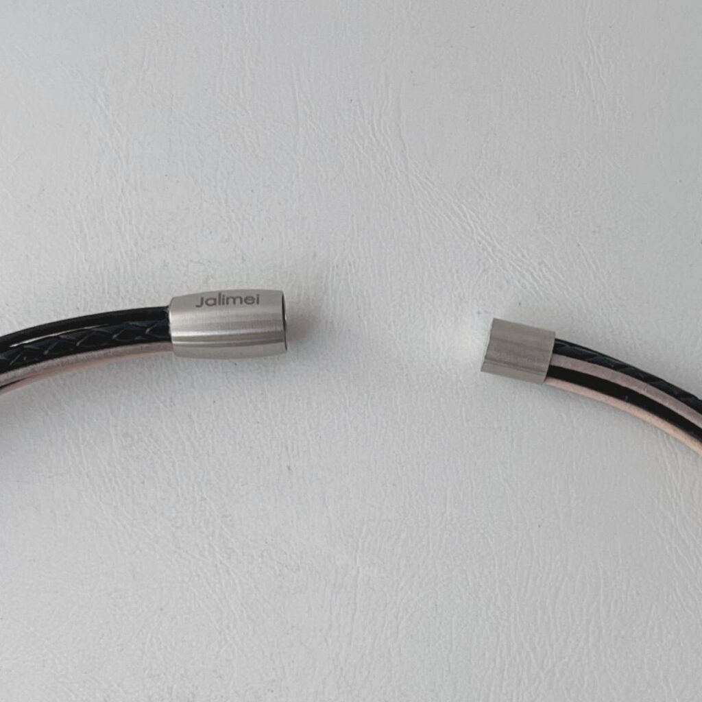 das Ledercollier mit einem 3D Anhänger schwarz-beige