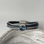 Lederarmband mit Glitzerstein blau
