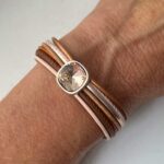 Lederarmband mit Glitzerstein beige-braun getragen