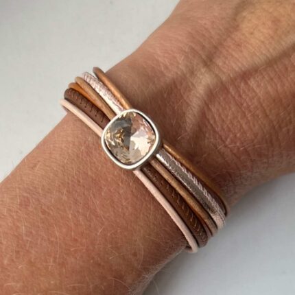 Lederarmband mit Glitzerstein beige-braun getragen