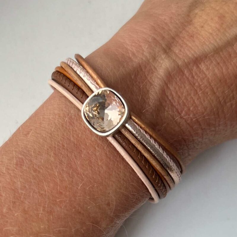 Lederarmband mit Glitzerstein beige-braun getragen