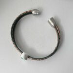 Lederarmband mit Glitzerstein offen