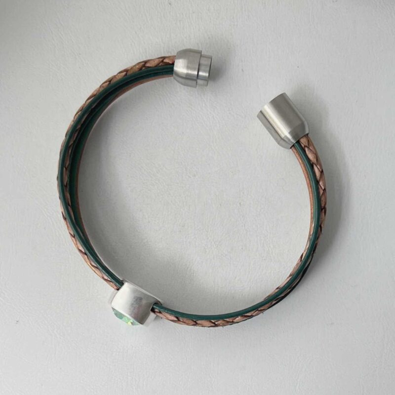 Lederarmband mit Glitzerstein offen