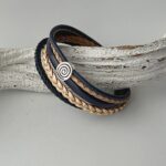 das Lederarmband mit einer Spirale in blau und beige