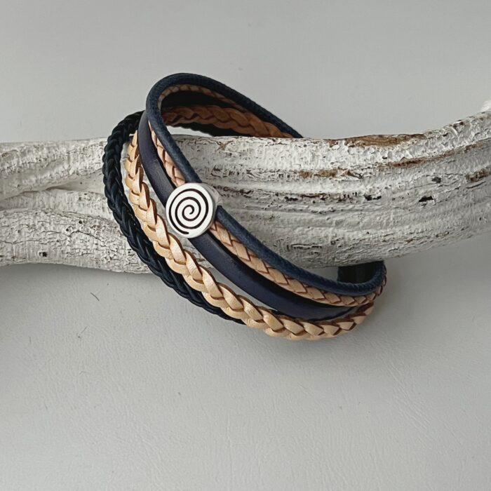 das Lederarmband mit einer Spirale in blau und beige
