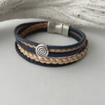 breites Lederarmband mit einer Spirale in blau und beige