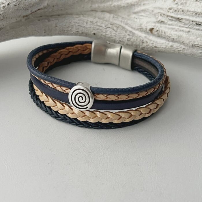 breites Lederarmband mit einer Spirale in blau und beige