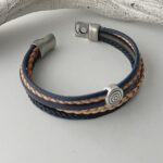 breites Lederarmband mit einer Spirale blau beige