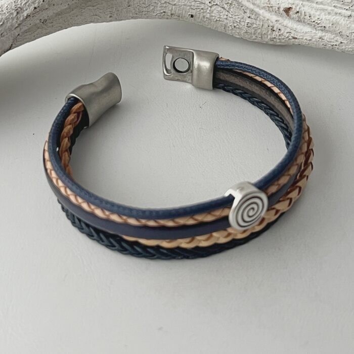 breites Lederarmband mit einer Spirale blau beige
