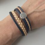 Lederarmband mit einer Spirale blau beige