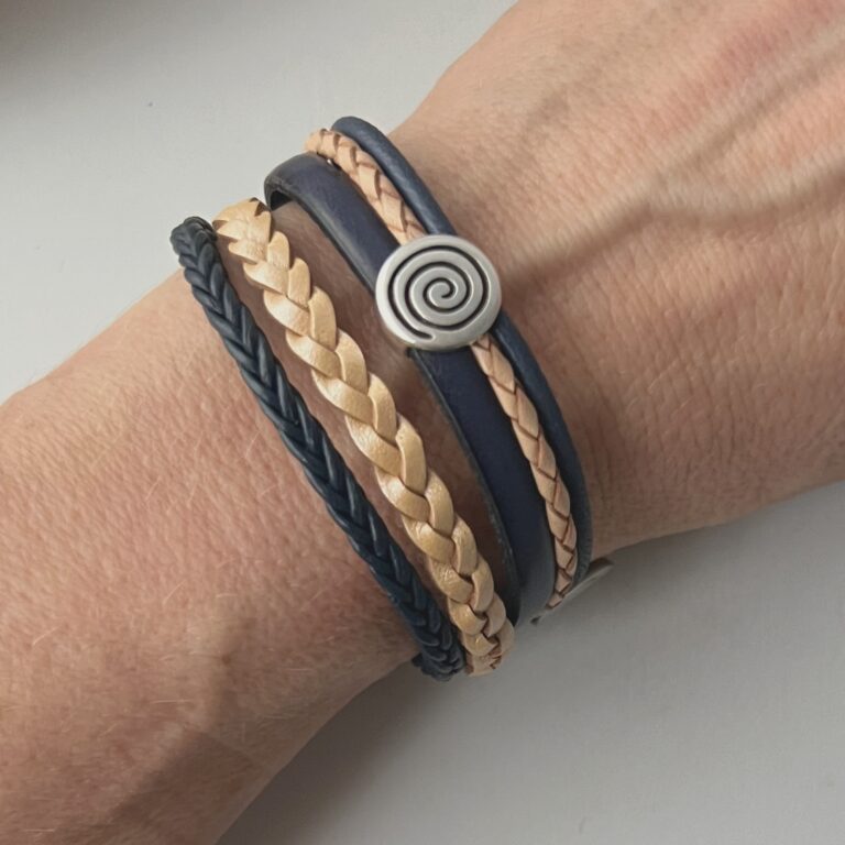 Lederarmband mit einer Spirale blau beige