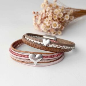 2 Armbänder mit Herz die übereinander liegen perfekt für Valentinstag