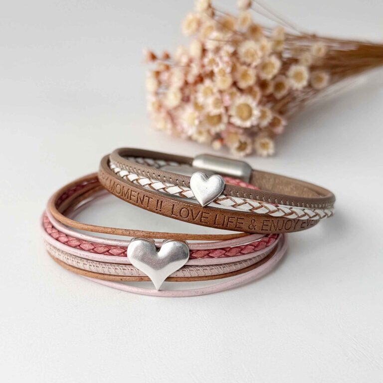 2 Armbänder mit Herz die übereinander liegen perfekt für Valentinstag