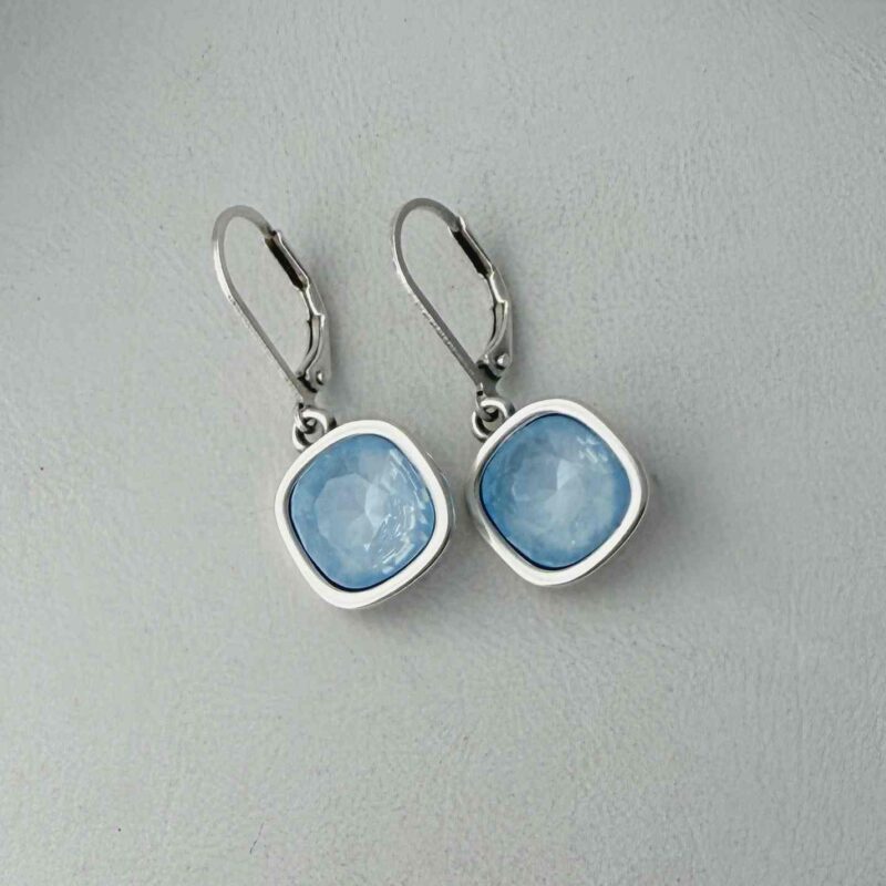 Ohrhänger mit Glitzersteinen hellblau