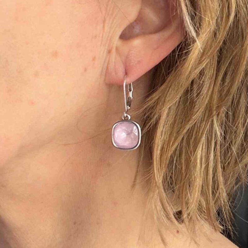 Ohrhänger mit Glitzersteinen rosa getragen