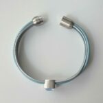 Lederarmband Glitzerstein hellblau geöffnet