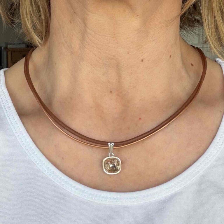 Tragebild Ledercollier mit Glitzerstein