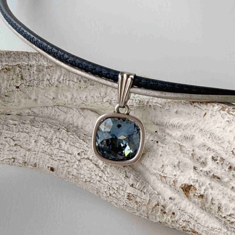 Ledercollier mit Glitzerstein Nahaufnahme