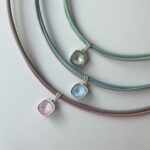 Lederkette mit Glitzerstein in Pastelltönen