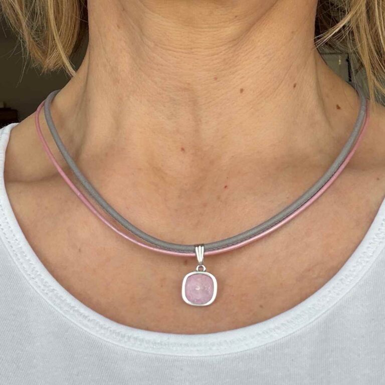 Tragebild Lederkette mit Glitzerstein Pastell