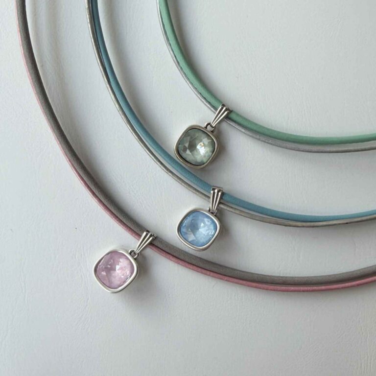 Lederkette mit Glitzerstein in Pastelltönen