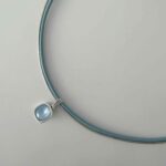 Lederkette mit Glitzerstein hellblau