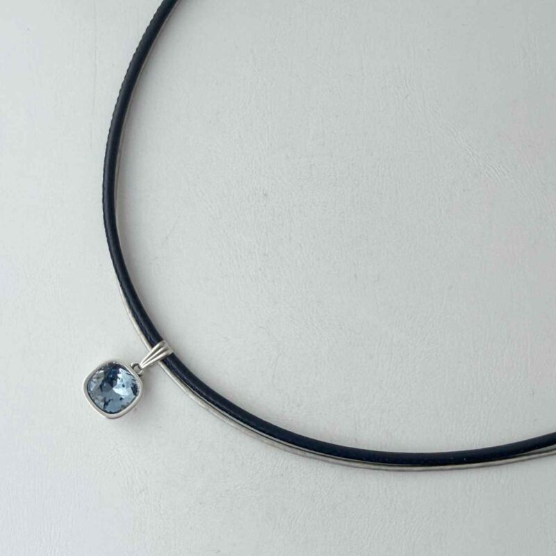 Ledercollier mit Glitzerstein blau