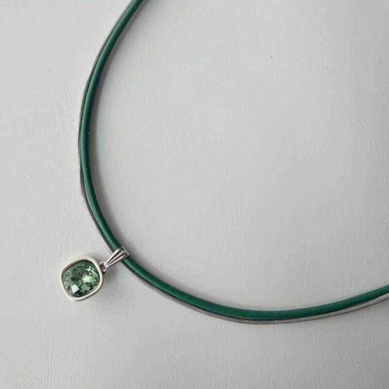 Ledercollier mit Glitzerstein grün