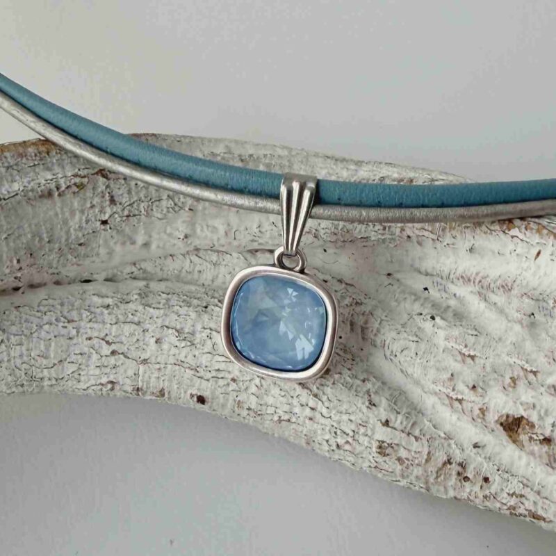 Lederkette mit Glitzerstein hellblau stein