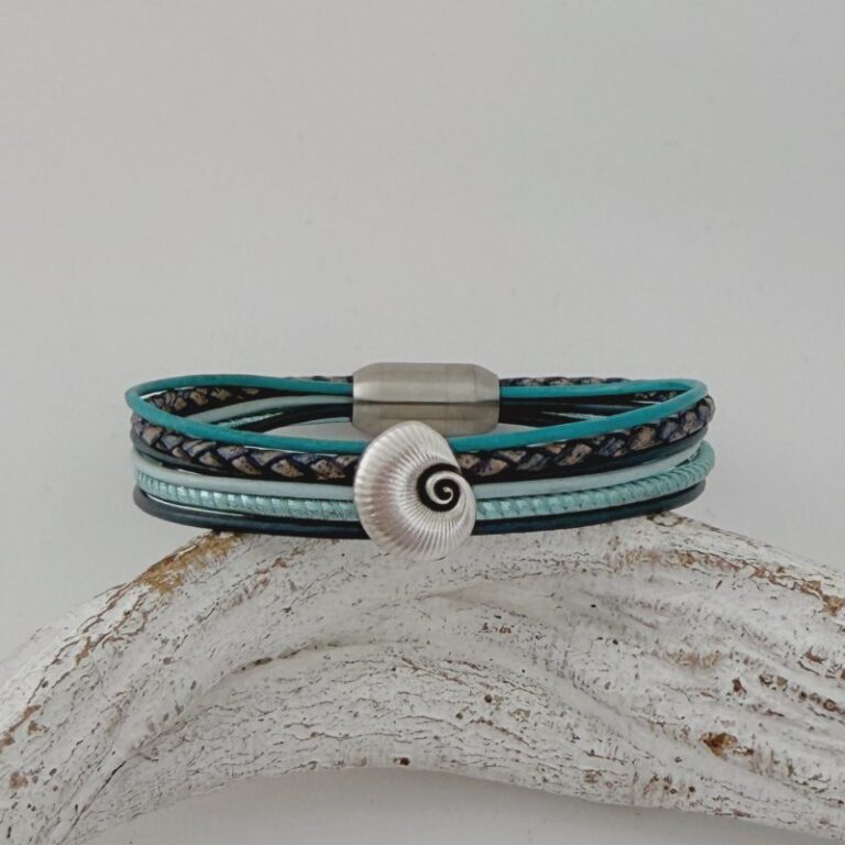 feines Lederarmband mit einer Muschel in türkis und blau