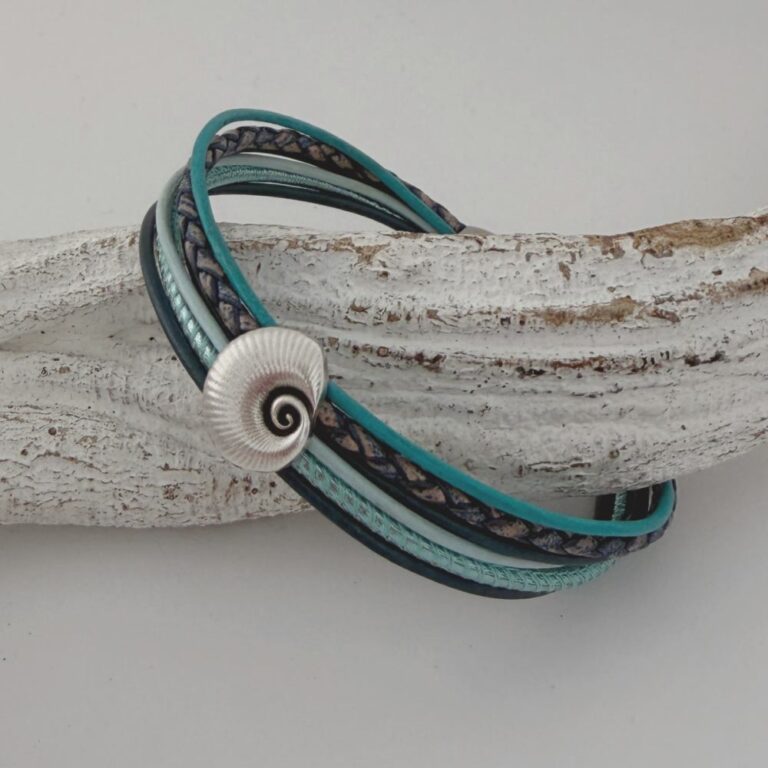 Lederarmband mit einer Muschel in türkis und blau