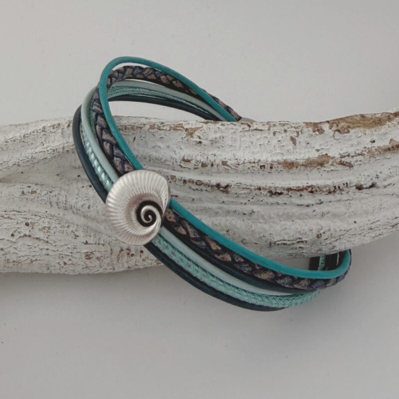 Lederarmband mit einer Muschel in türkis und blau