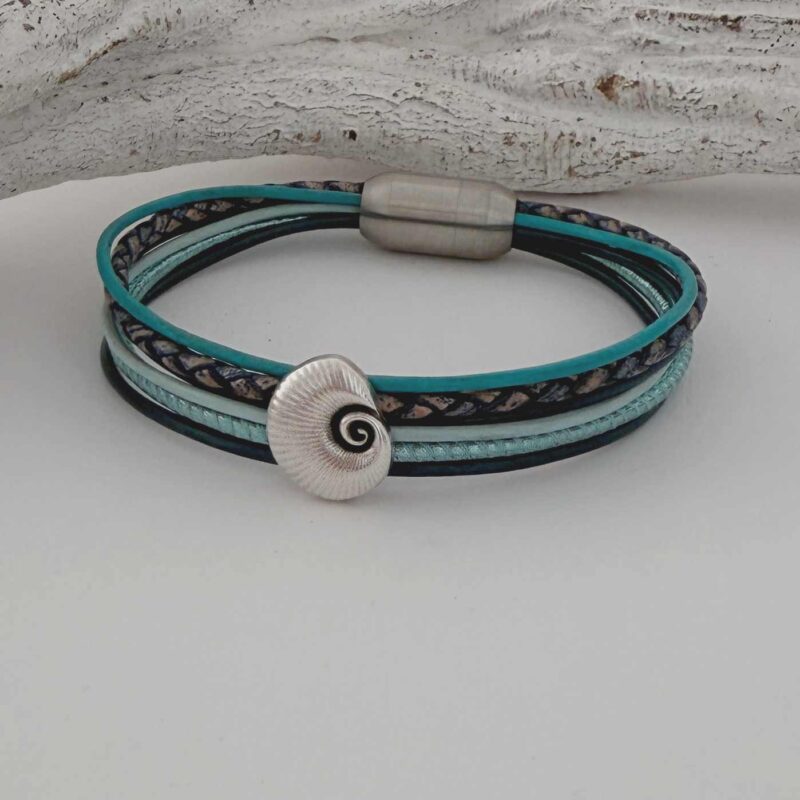 Lederarmband mit einer Muschel in türkis blau