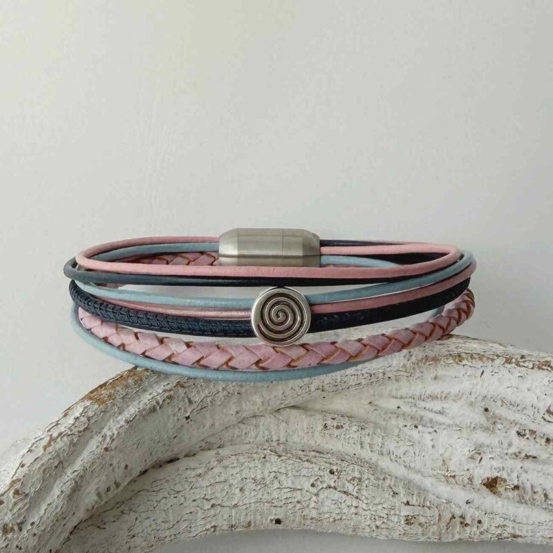 feines Lederarmband mit einer kleinen Spirale in rosa und blau